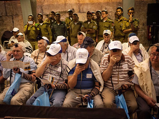 Группа пожилых израильтян, уцелевших во время Катастрофы европейского еврейства, провели бар-мицву у Стены Плача