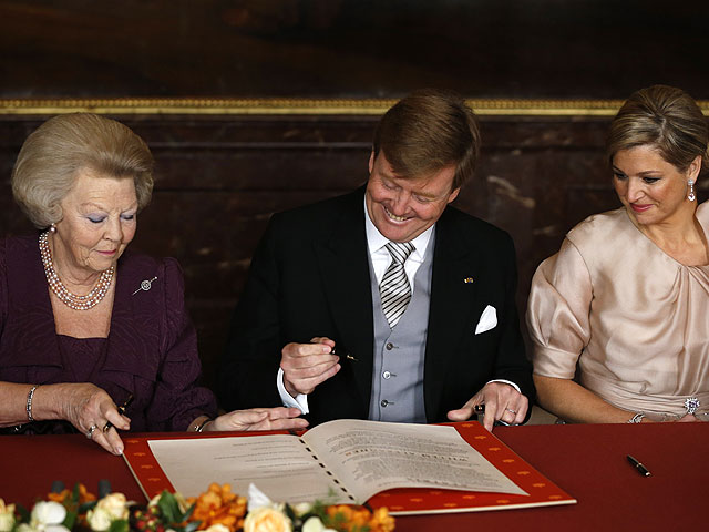 Во вторник, 30 апреля, в Амстердаме прошла официальная церемония отречения от престола 75-летней королевы Нидерландов Беатрикс. Она передала корону своему сыну, Виллему-Александру, принцу Оранскому