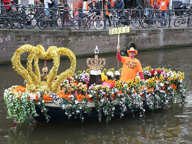Во вторник, 30 апреля, в Амстердаме прошла официальная церемония отречения от престола 75-летней королевы Нидерландов Беатрикс. Она передала корону своему сыну, Виллему-Александру, принцу Оранскому
