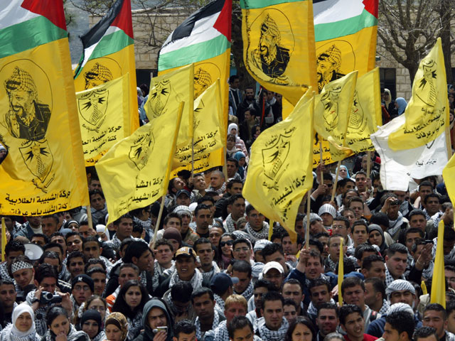 Толпа с флагами ФАТХа