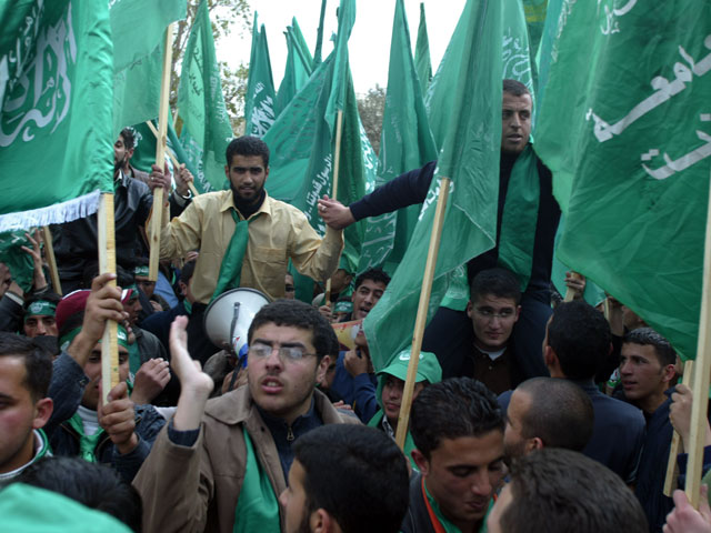 Толпа с флагами ХАМАСа