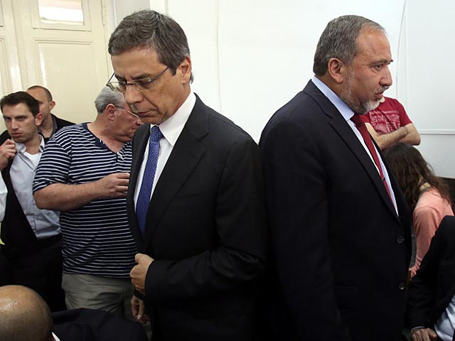 Дани Аялон и Авигдор Либерман в суде. Иерусалим, 2 мая 2013 года