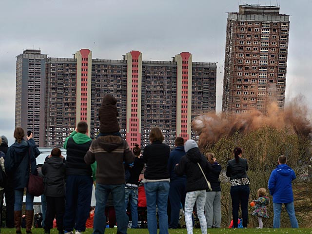 В Глазго взорвано второе здание знаменитого жилого комплекса "Красная дорога"