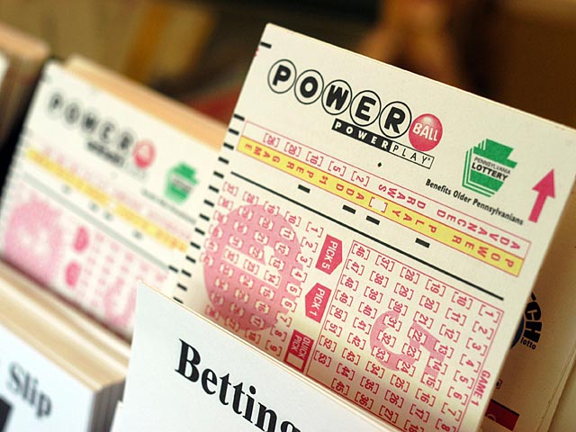 Мать-одиночка по ошибке купила лишний лотерейный билет, который принес ей $14 млн