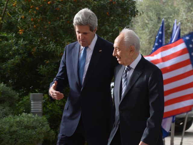 Госсекретарь США Джон Керри и президент Шимон Перес. 08.04.2013