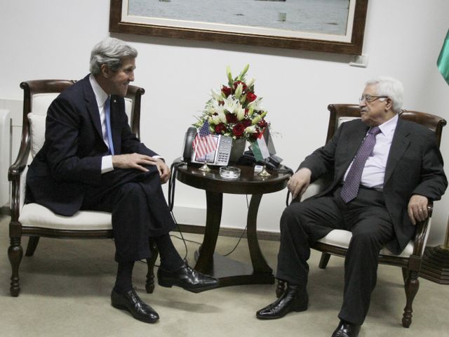 Госсекретарь Джон Керри и председатель ПНА Махмуд Аббас. Рамалла, 07.04.2013