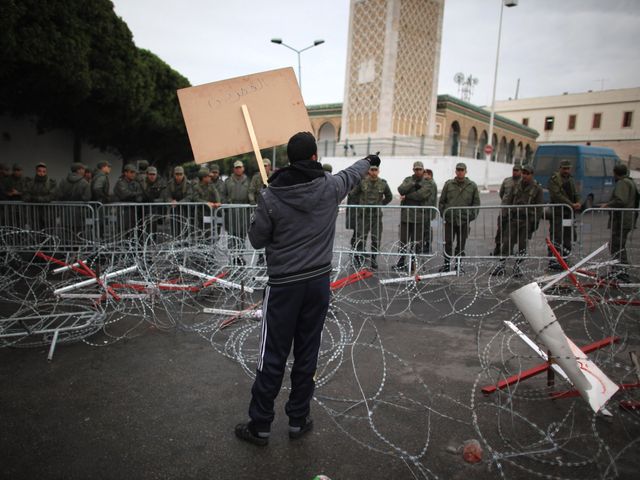 Беспорядки в Тунисе: салафиты требуют разрешить им провести съезд