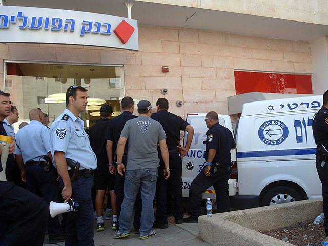 Около отделения банка "Апоалим", где были убиты 4 человека. Беэр-Шева, 20 мая 2013 года