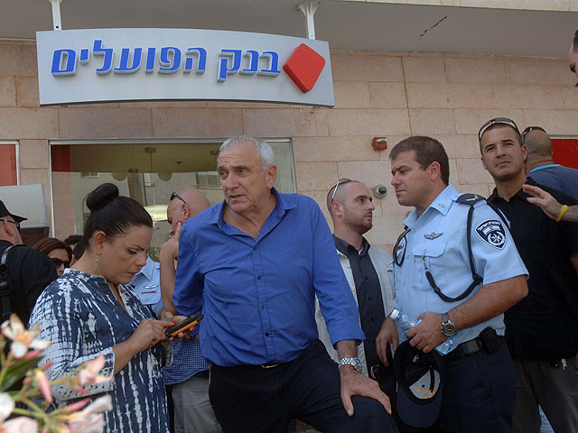 Министр внутренней безопасности Ицхак Аронович около отделения банка "Апоалим", где были убиты 4 человека. Беэр-Шева, 20 мая 2013 года