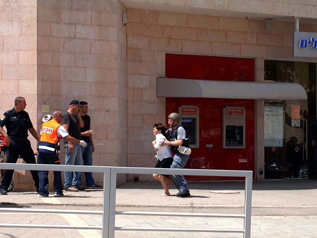 Около отделения банка "Апоалим", где были убиты 4 человека. Беэр-Шева, 20 мая 2013 года