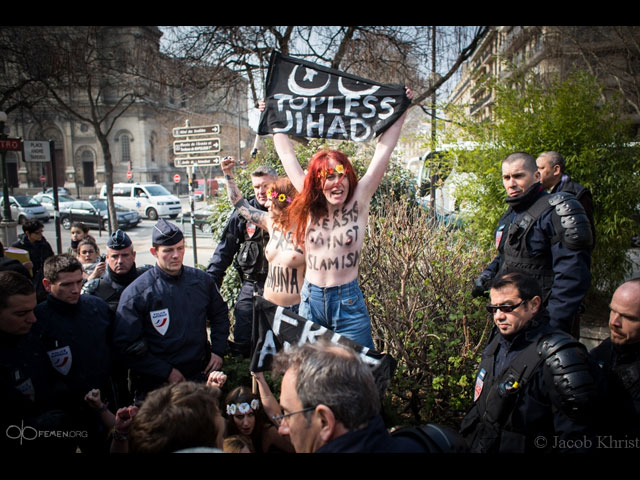 Топлесс-джихад в Париже