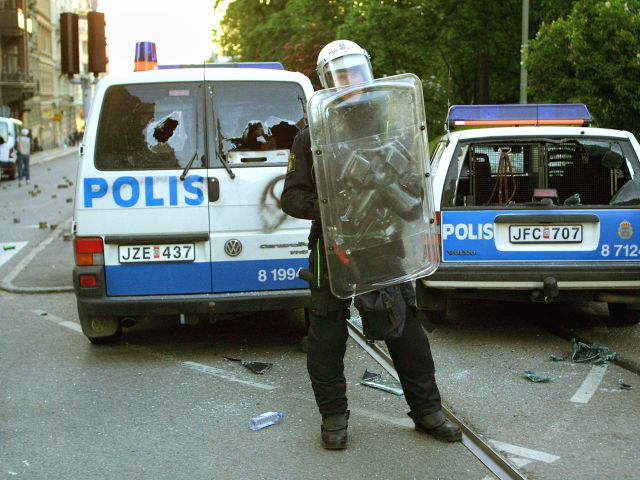 Пятая ночь беспорядков в Стокгольме: горят машины, школы и полицейский участок