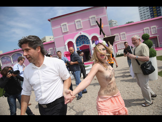 Акция FEMEN против Barbie Dream House. Берлин, 16 мая 2013 года