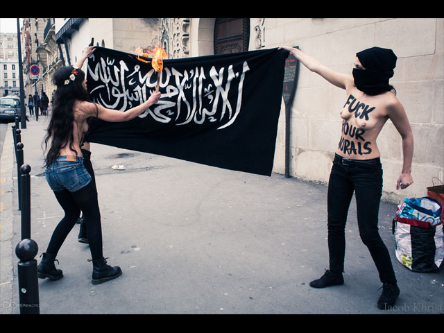 Акция FEMEN около главной мечети Парижа. 3 апреля 2013 года