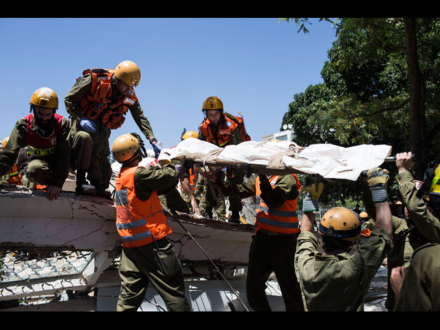Поисково-спасательные работы в "разбомбленном торговом центре" в Нацерет-Иллите