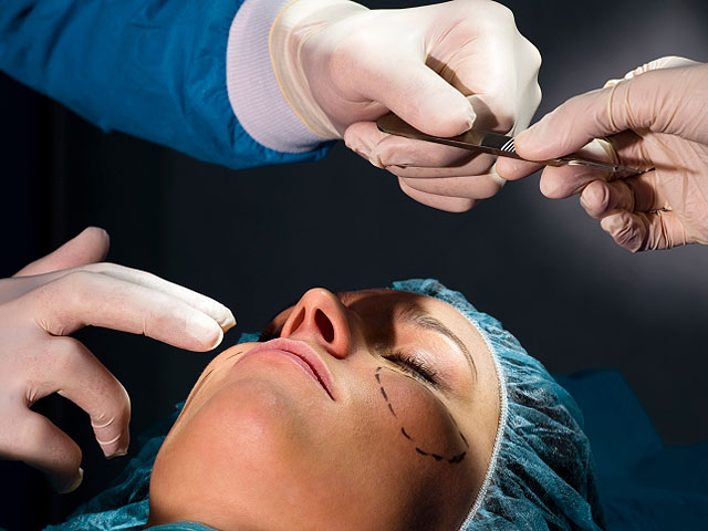 Израильские подростки чаще всего просят хирургов "подправить" нос, уши и увеличить грудь