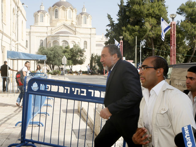 Авигдор Либерман перед зданием суда. Иерусалим, 2 мая 2013 года
