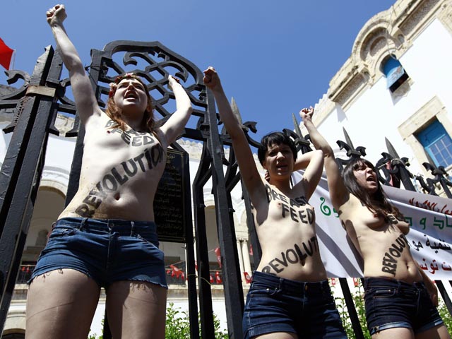Три активистки FEMEN устроили топлесс-акцию в Тунисе