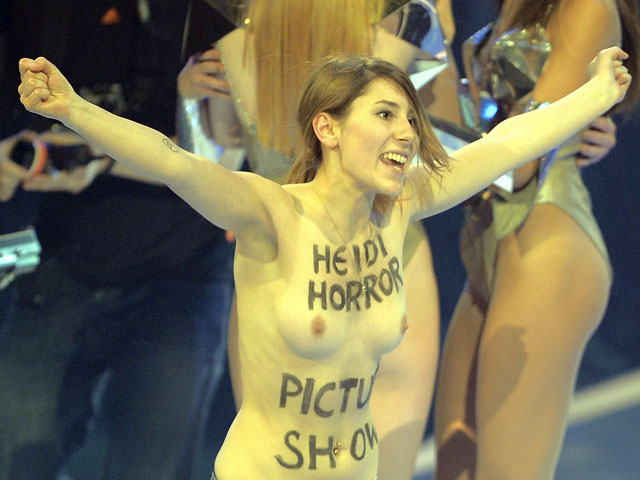 На телах активисток, сумевших подняться на подиум, было написано: "Heidi's Horror Picture Show"