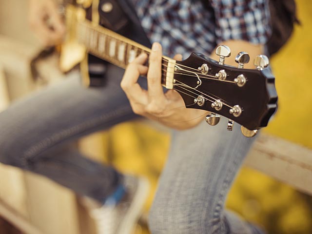 Ученые подтвердили: у мужчины с гитарой вдвое больше шансов познакомиться с женщиной
