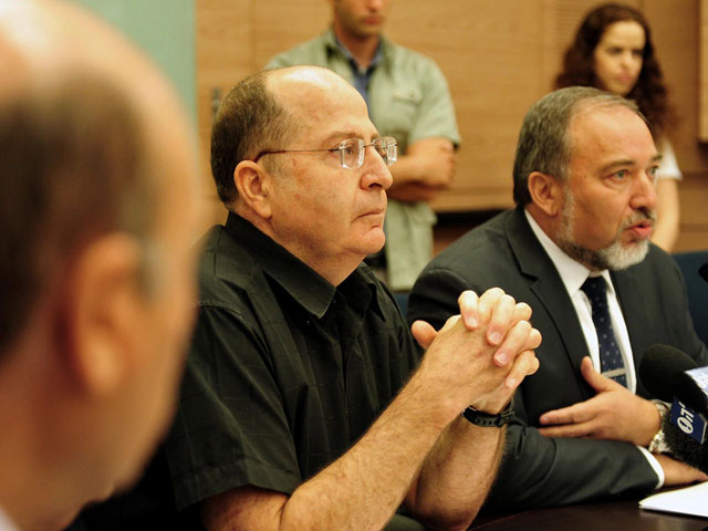 Моше Яалон и Авигдор Либерман на заседании комиссии по иностранным делам и безопасности. Иерусалим, 3 июня 2013 года