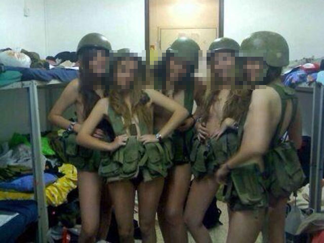 Этот снимок с пятью "одетыми не по форме" девушками вызвал скандал в январе 2012 года