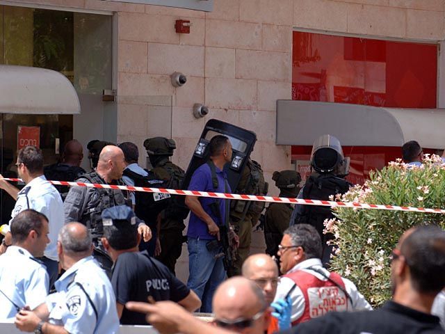 Следователи: пострадавший в ходе нападения на банк "Апоалим" не был ранен полицейскими