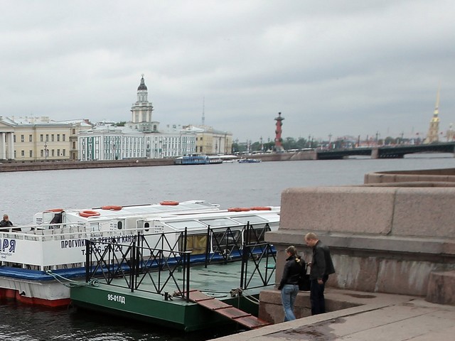 В Петербурге двое подростков спрыгнули с моста в Неву: тело одного из них найдено водолазами
