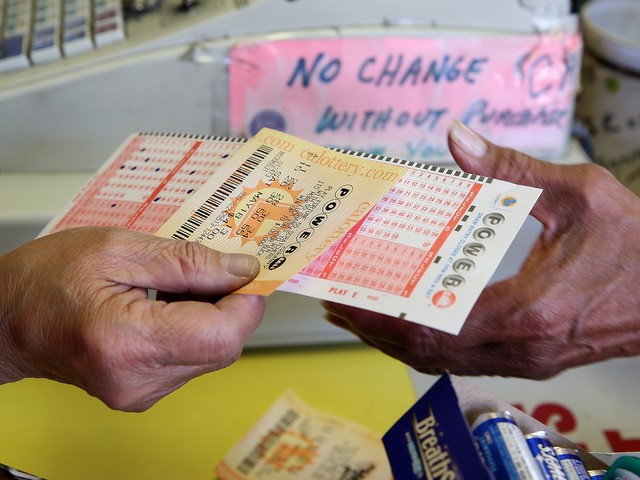 Обладательница самого крупного выигрыша в истории лотерей США отказалась от $220 млн