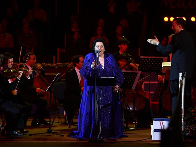 Власти Азербайджана объявили певицу Монтсеррат Кабалье "персоной нон-грата"