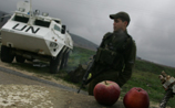 Израильский военнослужащий около КПП "Кунейтра"