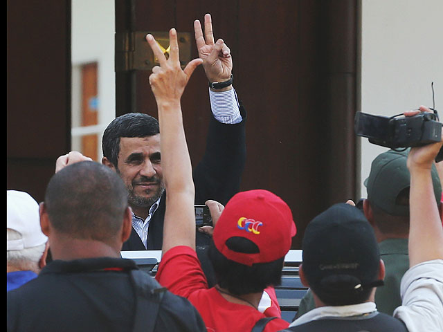 Ахмадинеджад открыл первую в Иране станцию слежения за спутниками