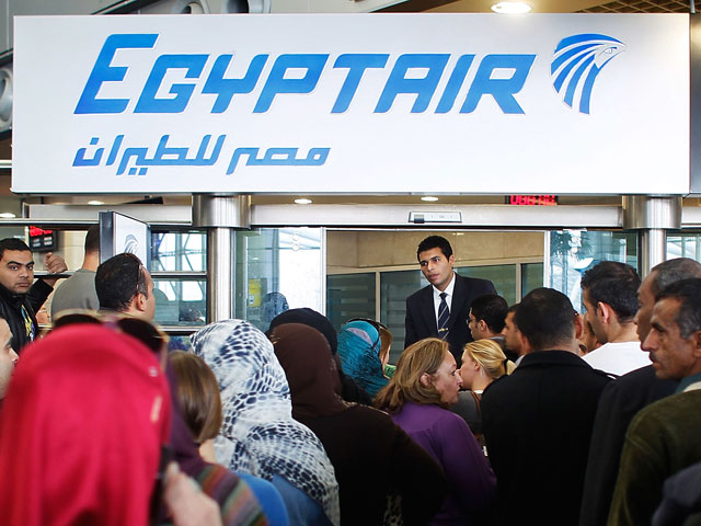 Около стойки авиакомпании EgyptAir