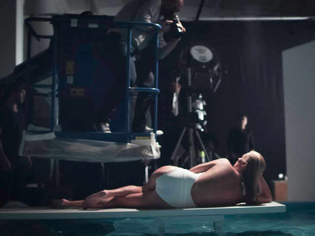 Кейт Мосс во время съемок рекламы St.Tropez
