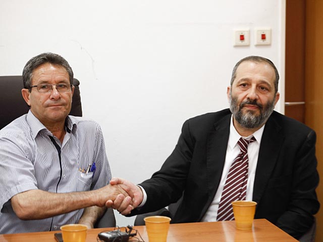 Лидер партии ШАС Арье Дери и мэр Абу-Гош Салим Джабер