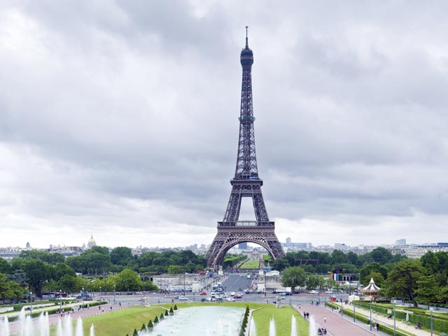 Парижские спасатели предотвратили попытку суицида на Эйфелевой башне