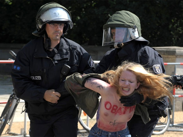 Акция FEMEN в Берлине. 19 июня 2013 года