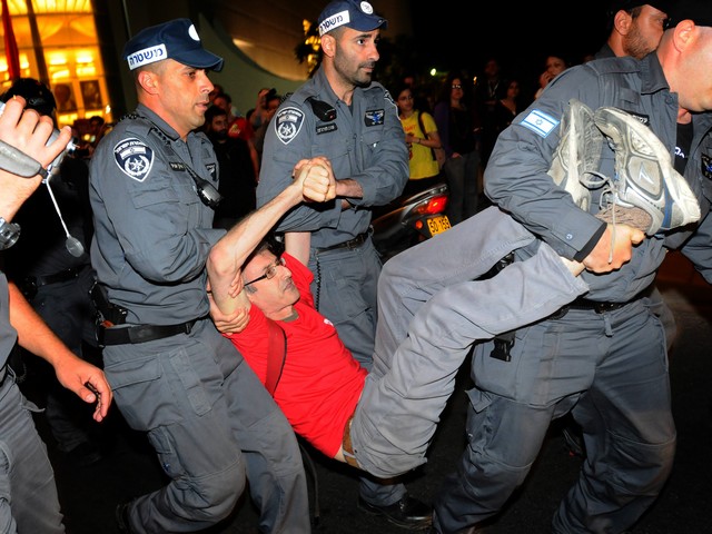 Задержание участника демонстрации сотрудниками полиции. Тель-Авив, 8 мая 2012 года