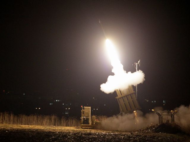 Батарея "Железного купола" перехватывает ракеты, выпущенные из сектора Газы (архив)