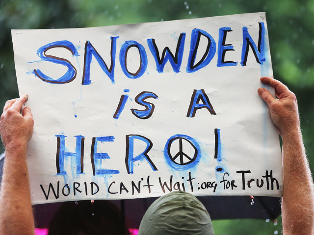 Демонстрация в поддержку Сноудена