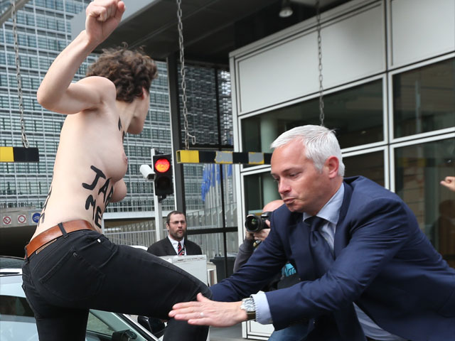 Секстремистки FEMEN атаковали автомобиль премьер-министра Туниса. Брюссель, 25 июня 2013 года