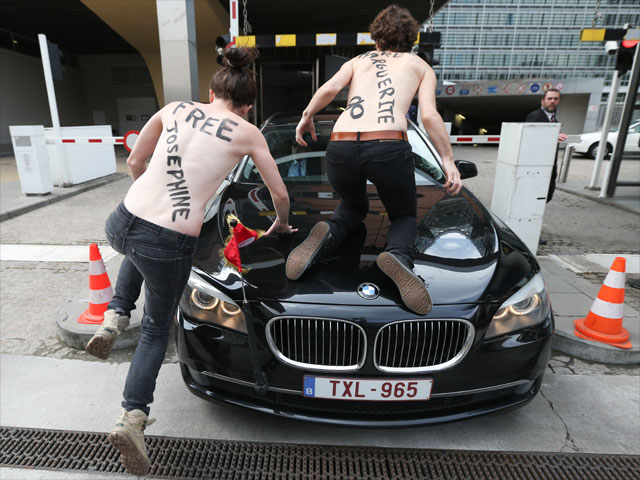 Секстремистки FEMEN атаковали автомобиль премьер-министра Туниса. Брюссель, 25 июня 2013 года