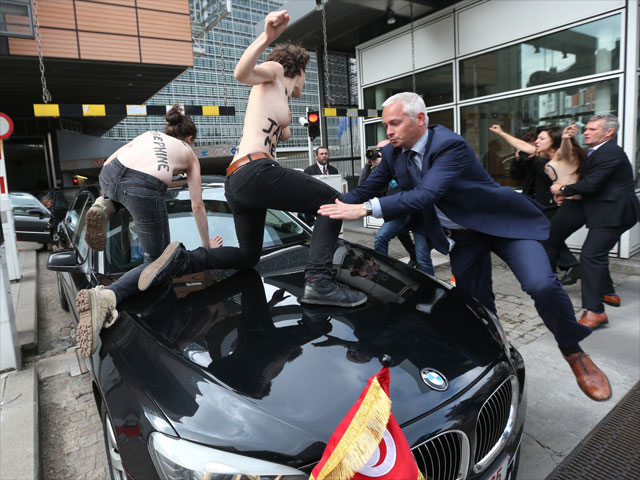 Секстремистки FEMEN атаковали автомобиль премьер-министра Туниса. Брюссель, 25 июня 2013 года