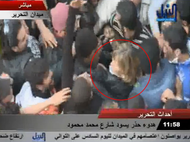 Кадр египетского ТВ, на котором видна Каролин Синз на площади Тахрир 24 ноября 2011 года