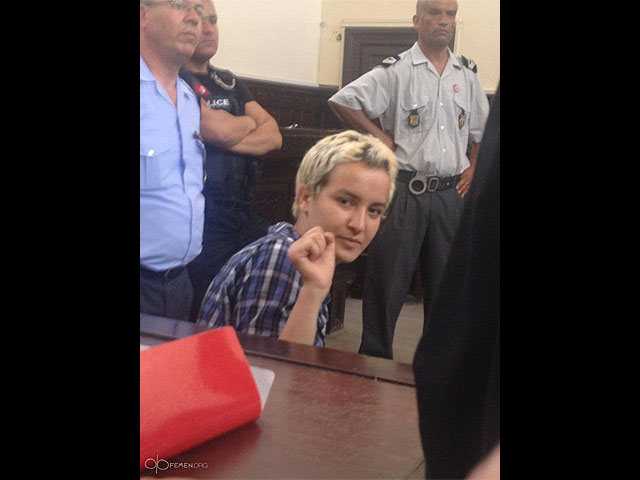 Тунисская активистка FEMEN "разделась" в зале суда