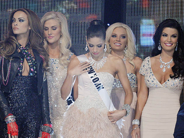 Конкурс "Мисс США 2012" - Шина Моннин справа