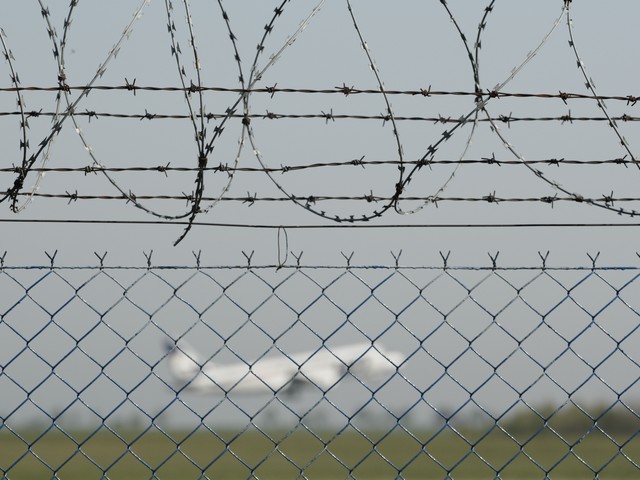 Мужчина задержан при попытке перелезть через забор аэропорта Бен-Гурион
