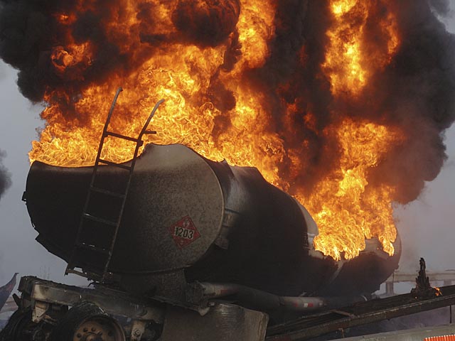 Нефтяной пожар в Лак-Межантик: число погибших возросло, борьба с огнем продолжается