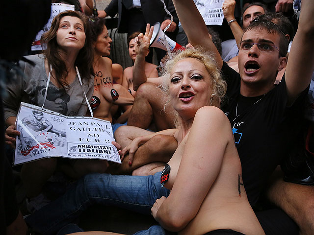 "Готье &#8211; убийца": итальянские зоозащитники приветствовали кутюрье "голым протестом"