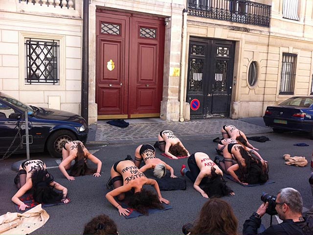 "Топлесс-намаз" перед посольством Туниса в Париже. 05.06.2013